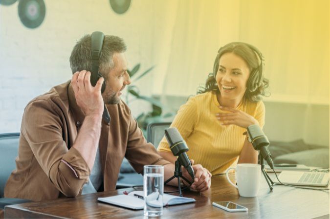 Két ember beszélget egy podcastban egy stúdióban
